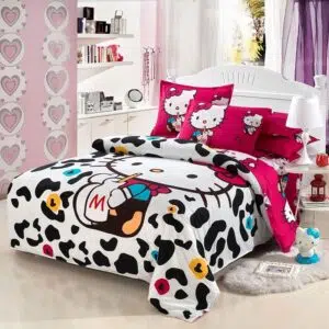 Parure de lit Hello Kitty imprimé vache. Bonne qualité, confortable et à la mode sur un lit dans une maison