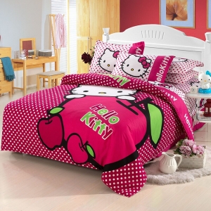 Parure de lit rouge imprimé Hello Kitty et Pommes. Confortable et à la mode sur un lit dans une maison
