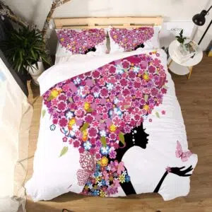 Parure de lit blanche avec imprimé fleuri formant un cœur. Bonne qualité, confortable et à la mode sur un lit dans une maison