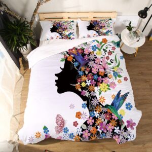 Parure de lit blanche à motif femme couverte de fleurs. Bonne qualité, confortable et à la mode sur un lit dans une maison