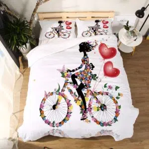 Parure de lit motif fille à vélo et cœurs. Bonne qualité, confortable et à la mode sur un lit dans une maison