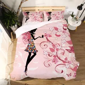 Parure de lit rose flanelle avec imprimé fée. Bonne qualité, confortable et à la mode sur un lit dans une maison