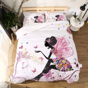 Parure de lit blanche à motif fée habillée de fleurs. Bonne qualité, confortable et à la mode sur un lit dans une maison