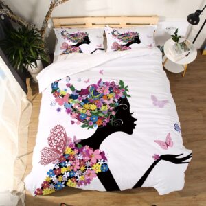 Parure de lit blanche à motif fée et papillons. Bonne qualité, confortable et à la mode sur un lit dans une maison