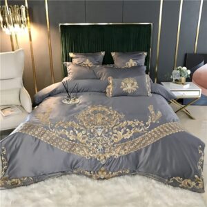 Parure de lit grise brodée en satin. Bonne qualité, confortable et à la mode dans une maison