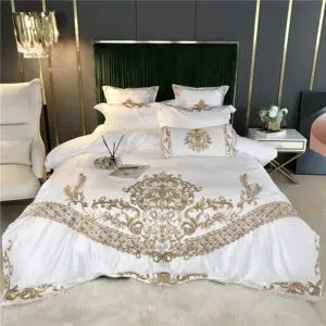 Parure de lit blanche brodée en satin. Bonne qualité, confortable et à la mode sur un lit dans une maison