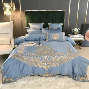 Parure de lit gris bleu brodée en satin. Bonne qualité, confortable et à la mode sur un lit dans une maison