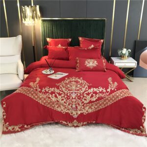 Parure de lit rouge brodée en satin. Bonne qualité, confortable et à la mode sur un lit dans une maison