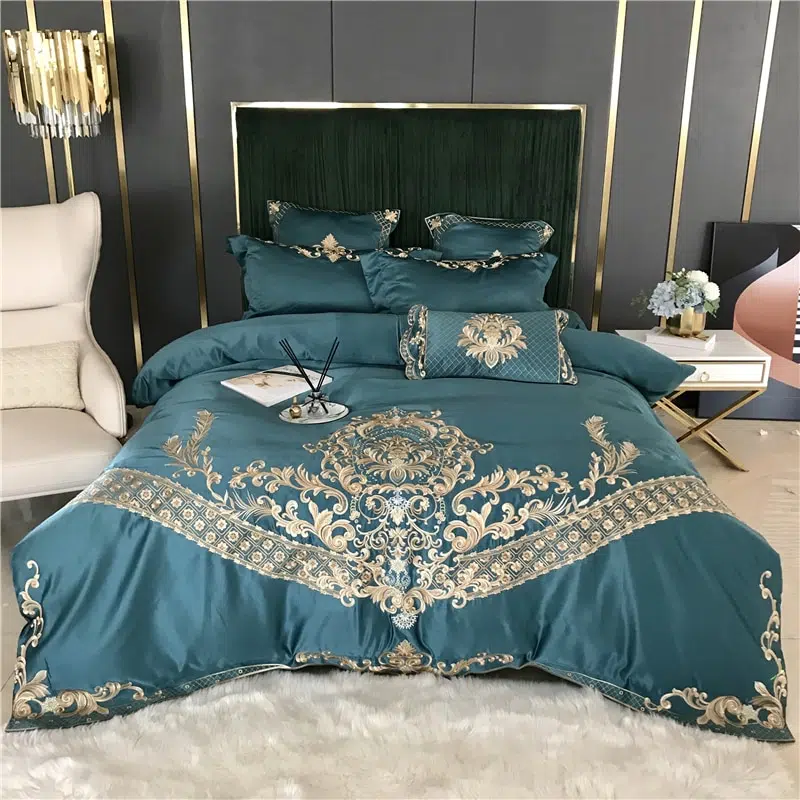 Parure de lit bleu nuit brodée en satin. Bonne qualité, confortable et à la mode sur un lit dans une maison