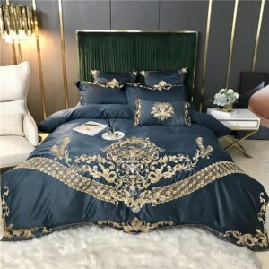 Parure de lit bleu nuit brodée en satin. Bonne qualité, confortable et à la mode sur un lit dans une maison