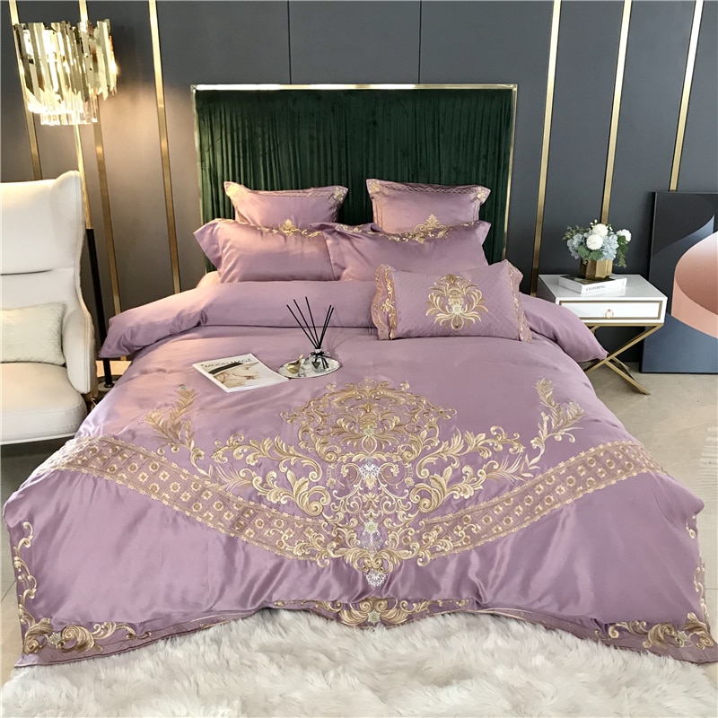 Parure de lit violette brodée en satin. Bonne qualité, confortable et à la mode sur un lit dans une maison
