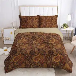 Parure de lit marron à motif cachemire. Bonne qualité et confortable et à la mode sur un lit dans une maison