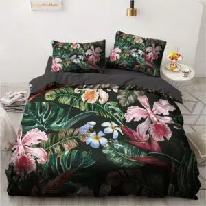 Parure de lit noire à motif fleur tropicale. Bonne confortable et à la mode sur un lit dans une maison