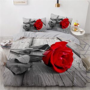 Parure de lit grise avec imprimé fleur rose rouge. Bonne qualité, confortable et à la mode sur un lit dans une maison