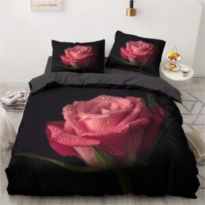 Parure de lit noire à motif rose de couleur rose. Bonne qualité, confortable et à la mode sur un lit dans une maison