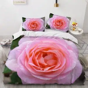 Parure de lit avec imprimé de rose rose. Bonne qualité, confortable et à la mode sur un lit dans une maison