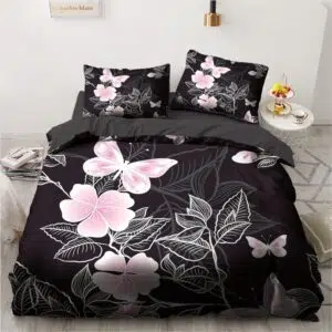 Parure de lit noire à motif fleurs et papillons roses. Bonne qualité, confortable et à la mode sur un lit dans une maison