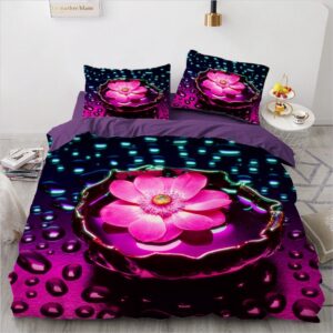 Parure de lit avec imprimé fleur d'eau. Bonne qualité, confortable et à la mode sur un lit dans une maison