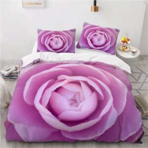 Parure de lit à motif rose rose. Bonne qualité, confortable et à la mode sur un lit dans une maison