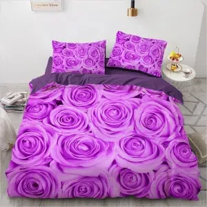 Parure de lit parsemée de roses violettes. Bonne qualité, confortable et à la mode sur un lit dans une maison