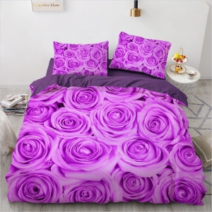 Parure de lit parsemée de roses violettes. Bonne qualité, confortable et à la mode sur un lit dans une maison