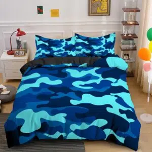 Parure de lit à motif camouflage en bleu. Bonne qualité, confortable et à la mode sur un lit dans une maison