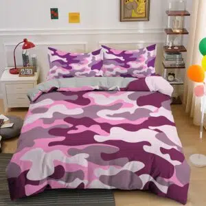 Parure de lit à motif camouflage en rose, violet, blanc et gris. Bonne qualité, confortable et à la mode sur un lit dans une maison