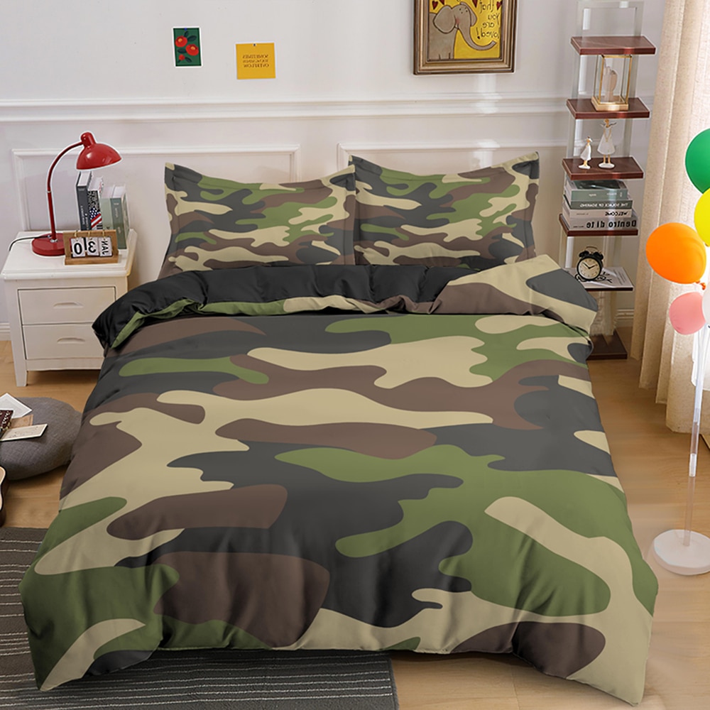 Parure de lit à motif camouflage en vert, marron, beige et noir. Bonne qualité, confortable et à la mode sur un lit dans une maison