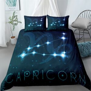 Parure de lit bleue avec imprimé signe capricorne. Bonne qualité, confortable et à la mode sur un lit dans une maison