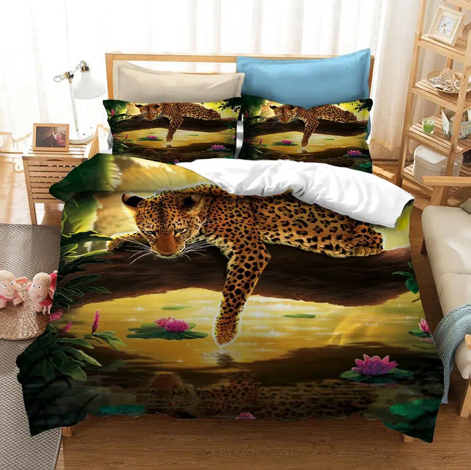 Parure de lit marron à motif léopard. Bonne qualité, confortable et à la mode sur un lit dans une maison