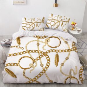 Parure de lit blanche avec imprimé chaîne en or. Bonne qualité, confortable et à la mode sur un lit dans une maison