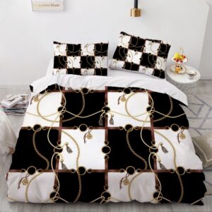 Parure de lit à motif carreaux noir et blanc et chaîne en or. Bonne qualité, confortable et à la mode sur un lit dans une maison