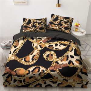 Parure de lit à motif léopard et chaîne en or. Bonne qualité, confortable et à la mode sur un lit dans une maison