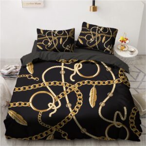 Parure de lit noir avec imprimé chaîne en or. Bonne qualité, confortable et à la mode sur un lit dans une maison