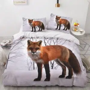 Parure de lit blanche avec imprimé renard sur la neige. Bonne qualité, confortable et à la mode sur un lit dans une maison