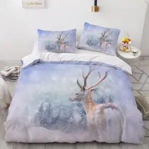 Parure de lit blanche à motif renne sous la neige. Bonne qualité, confortable et à la mode sur un lit dans une maison