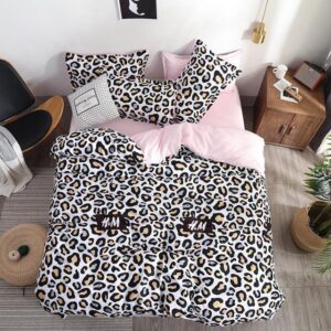 Parure de lit imprimé léopard inscription HM. Bonne qualité, confortable et à la mode sur un lit dans une maison