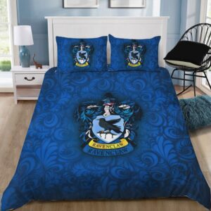 Parure de lit bleue Ravenclaw. Bonne qualité, confortable et à la mode sur un lit dans une maison