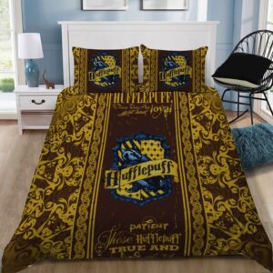 Parure de lit marron et jaune Hufflepuff. Bonne qualité, confortable et à la mode sur un lit dans une maison