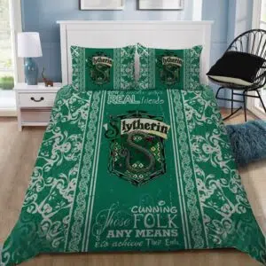Parure de lit Slytherine Verte. Bonne qualité, confortable et à la mode sur un lit dans une maison