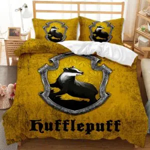 Parure de lit jaune Hufflepuff. Bonne qualité, confortable et à la mode sur un lit dans une maison