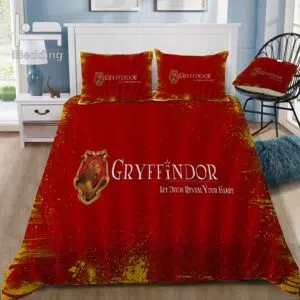 Parure de lit rouge Gryffindor. Bonne qualité, confortable et à la mode sur un lit dans une maison