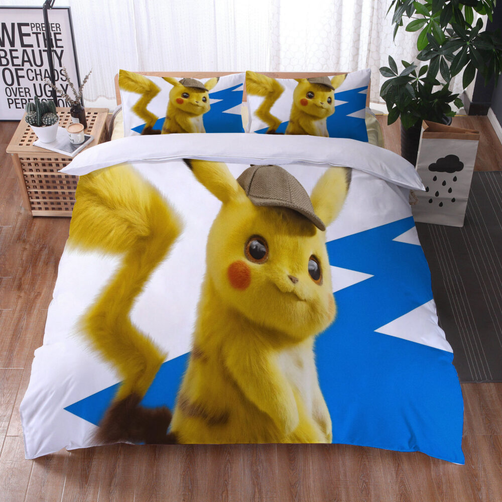 Parure de lit blanc bleu motif Pikachu. Bonne qualité, confortable et à la mode sur un lit dans une maison