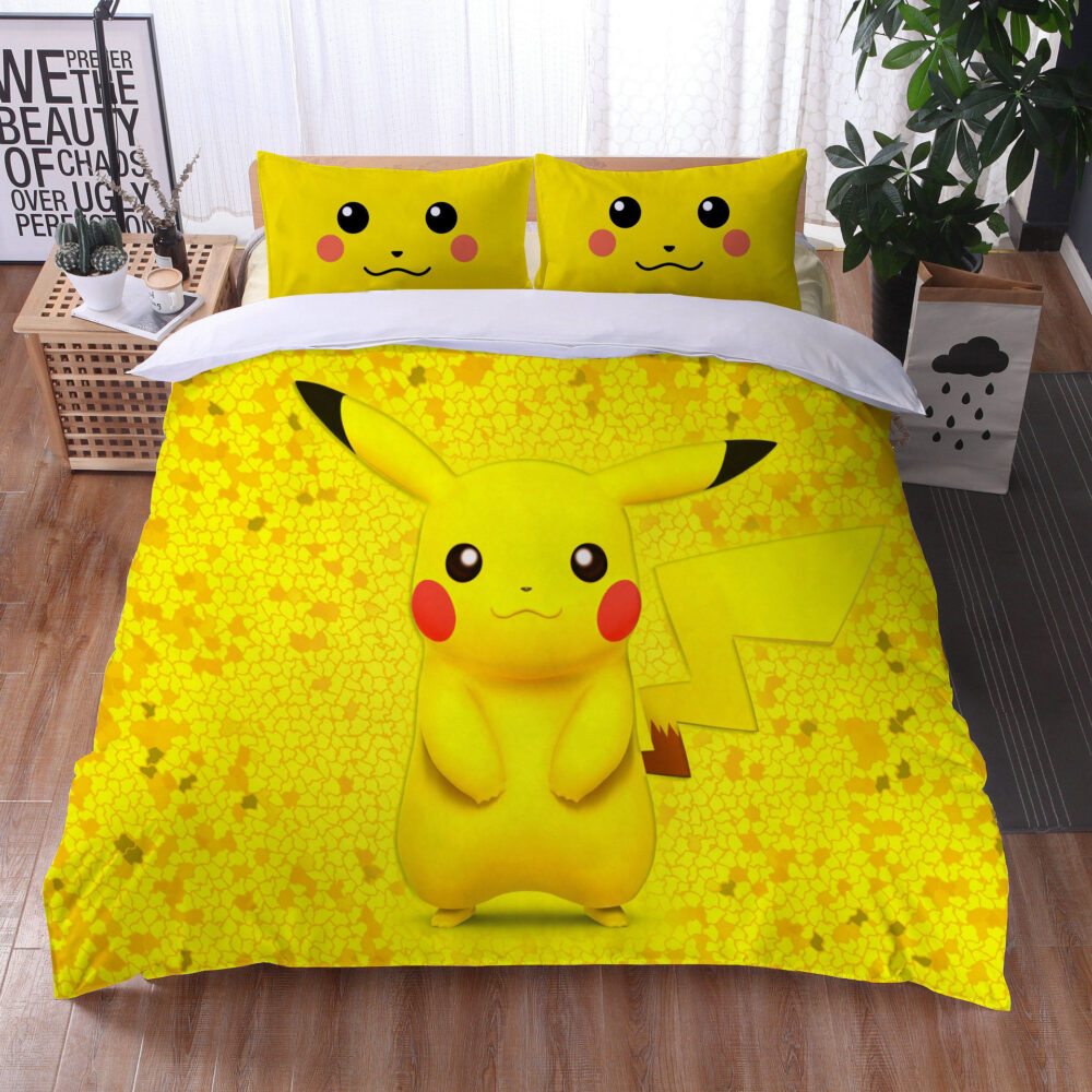 Parure de lit jaune Pikachu. Bonne qualité, confortable et à la mode sur un lit dans une maison