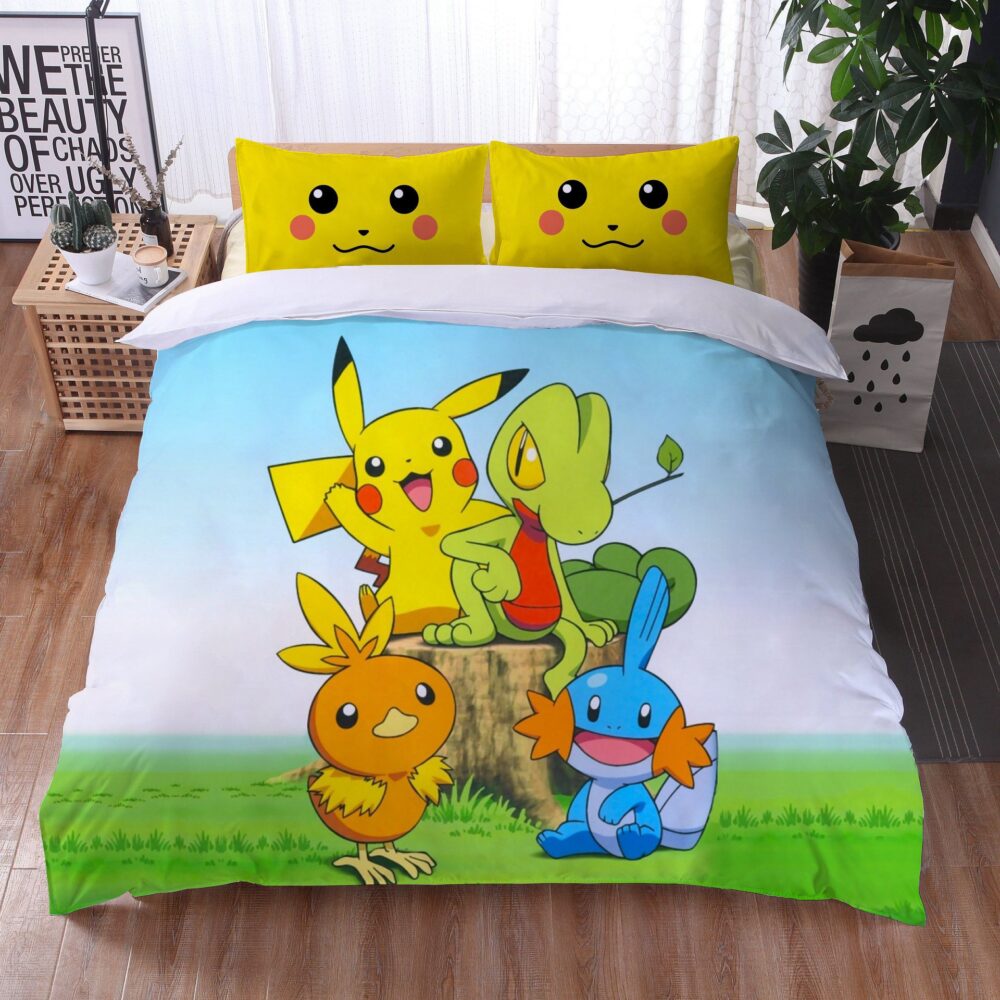 Parure de lit Pikachu, Arcko, Poussifeu et Gobou. Bonne qualité, confortable et à la mode sur un lit dans une maison