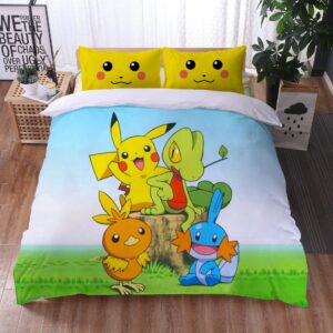 Parure de lit Pikachu, Arcko, Poussifeu et Gobou. Bonne qualité, confortable et à la mode sur un lit dans une maison