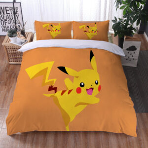 Parure de lit orange cantaloupe avec imprimé Pikachu. Bonne qualité, confortable et à la mode sur un lit dans une maison