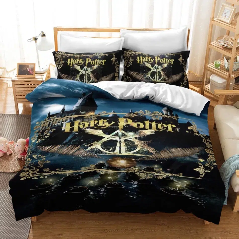 Parure de lit Harry Potter fond Poudlard. Bonne qualité, confortable et à la mode sur un lit dans une maison
