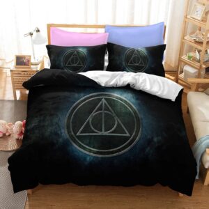 Parure de lit noir Harry Potter relique de la mort. Bonne qualité, confortable et à la mode sur un lit dans une maison