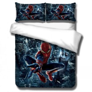 Parure de lit Spiderman survolant la ville. Bonne qualité, confortable et à la mode sur un lit dans une maison